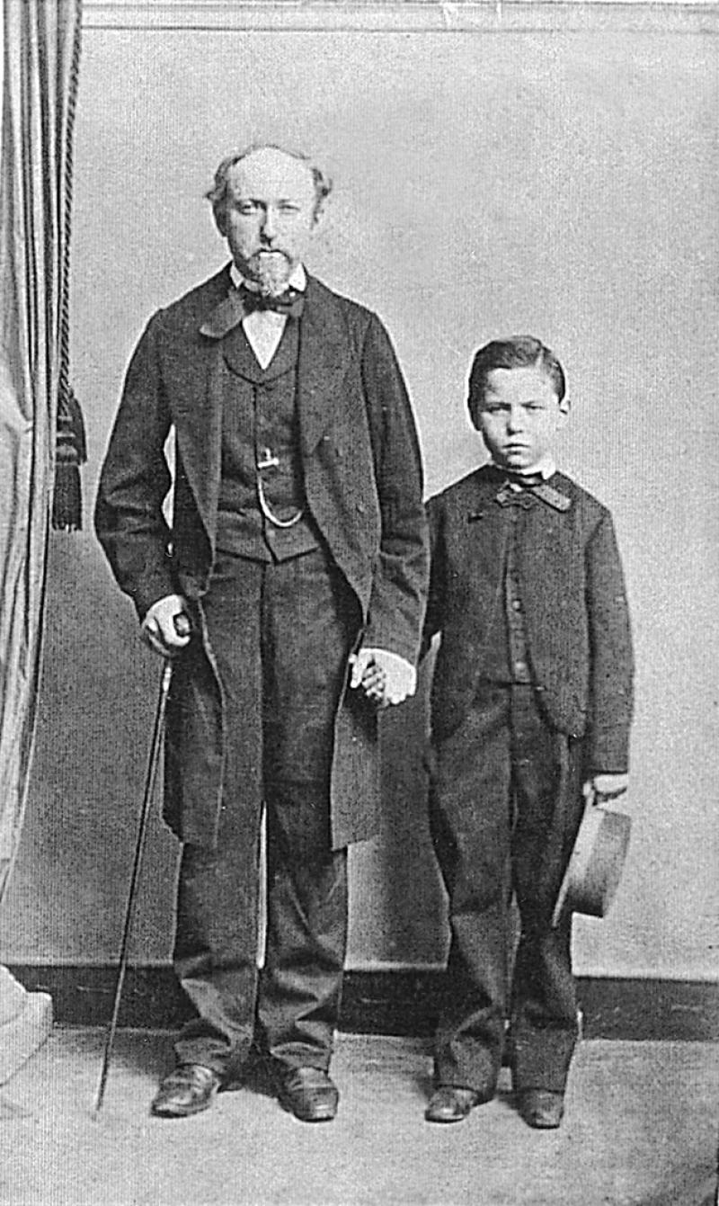 Père, porteur d'eau (portaire d'aiga) et cafetier, avec son fils, à Paris (75), 1877