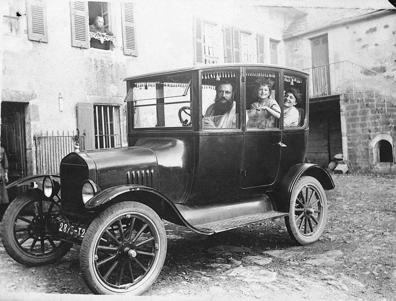 Famille dans une automobile (veitura), à Huplergues, 1922