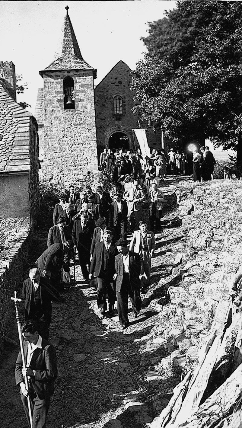 Départ de la procession pour Notre-Dame des Bruyères, à Liamontou, 15 août 1956