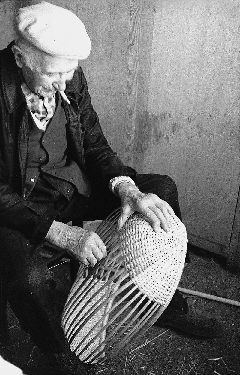 Homme confectionnant une corbeille (desca) en osier blanc, en Viadène (secteur de Sainte-Geneviève sur Argence)