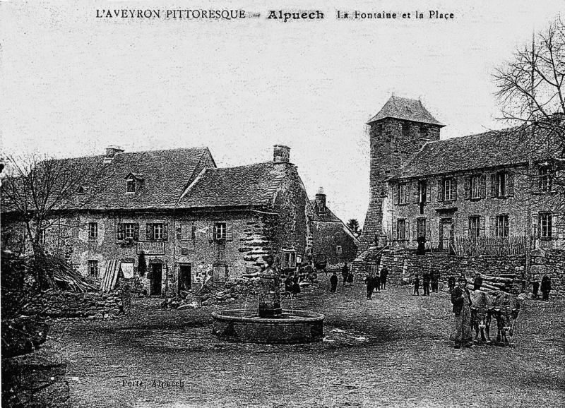 L'AVEYRON PITTORESQUE - Alpuech. La Fontaine de la Place