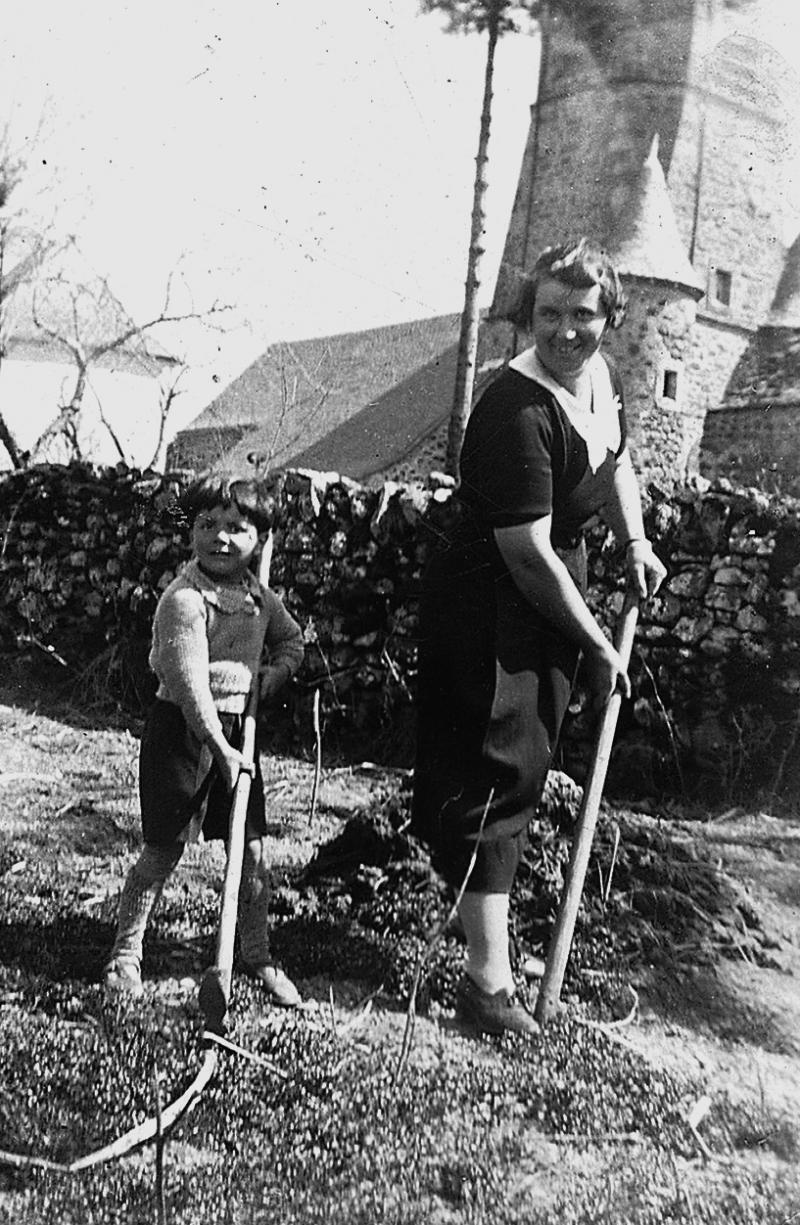 Jeune enfant et femme sarclant le jardin (òrt), 1937