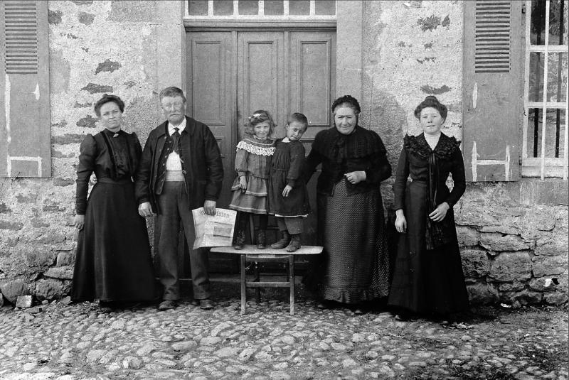 Famille Piémont devant porte d'entrée de maison (ostal), en Viadène (secteur de Sainte-Geneviève sur Argence)