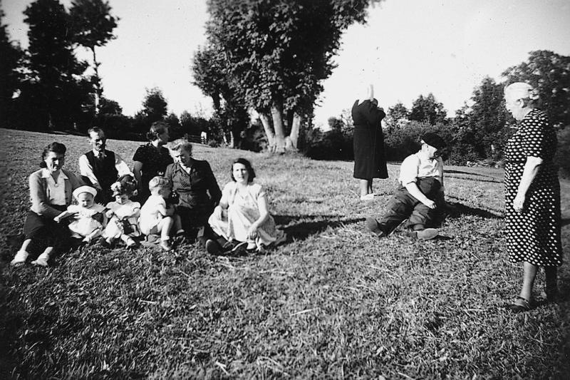 Famille Cayron dans une prairie (prada, prat), 1951