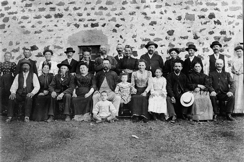 Famille devant façade de grange, à La Bastide, 1898