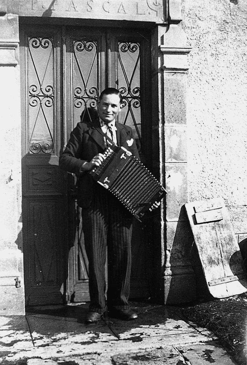 Accordéoniste (acordeonista) devant porte d'entrée de maison (ostal), à Vines, 1937