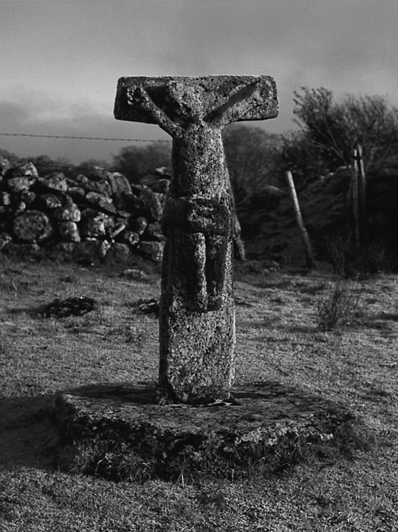  Croix (crotz) en tau du XVIe siècle appelée « Crotz del Jalat ou del Jauat » (Croix du Gelé), à Fijac, novembre 1998