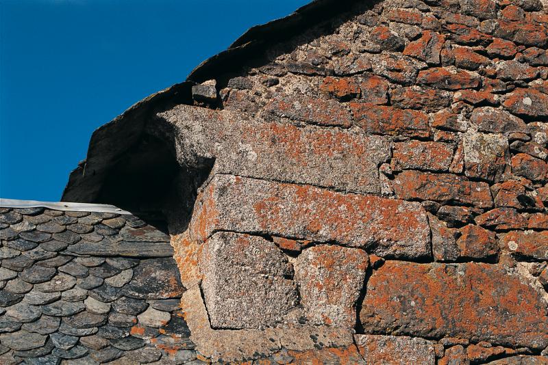 Chainage d'angle (cantonada) et corbeau en pierre (boquet), en Viadène (secteur de Sainte Geneviève sur Argence)