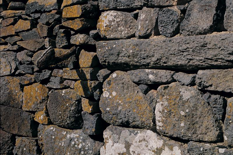Appareillage de pierres de granit (barena) d'un mur (paret), en Viadène (secteur de Sainte Geneviève sur Argence)