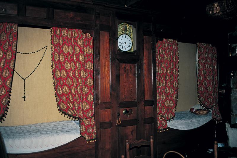 Deux lits (lièches) en alcôve et pendule (relòtge), en Viadène (secteur de Sainte-Geneviève sur Argence)
