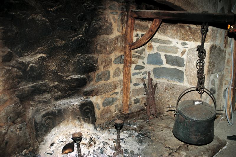Potence pivotante (sirventa, torn) de coin du feu (canton) et marmite (ola), en Viadène (secteur de Sainte-Geneviève sur Argence)