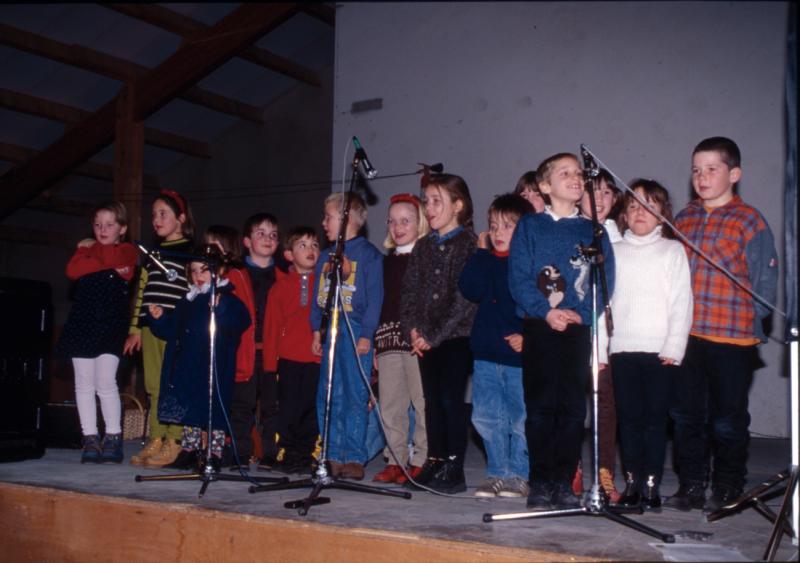 Ecoliers (escolans) sur scène (empont) à la soirée de clôture (velhada) de l'opération Al canton, à Sainte-Geneviève sur Argence, vendredi 11 décembre 1998