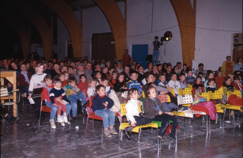  Public et écoliers (escolans) à la soirée de clôture (velhada) de l'opération Al canton, à Sainte-Geneviève sur Argence, vendredi 11 décembre 1998