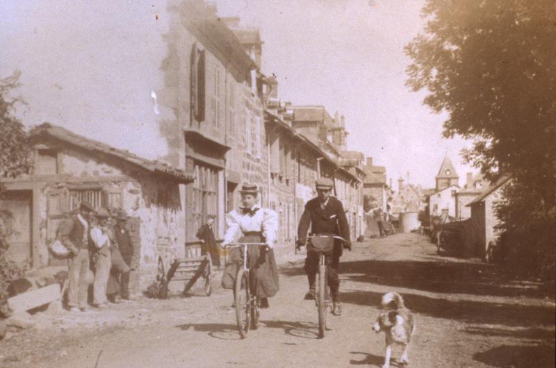 Couple de cyclistes (ciclistas) sur le chemin de Lacroix-Barrez