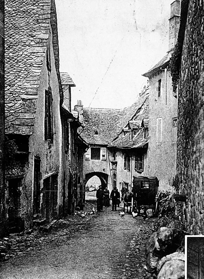 Diligence (diligéncia) dans ruelle et porte fortifiée de La Berque
