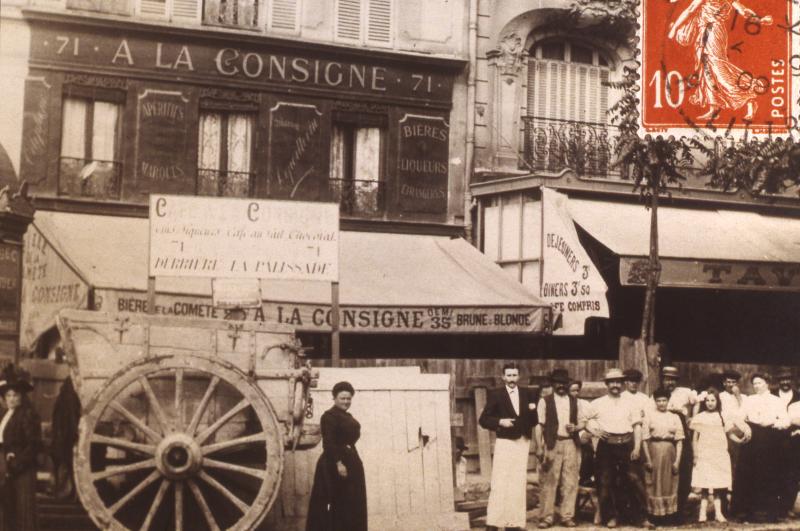 Café A la consigne, équidé attelé et palissade de travaux, à Paris (75) ou sa région