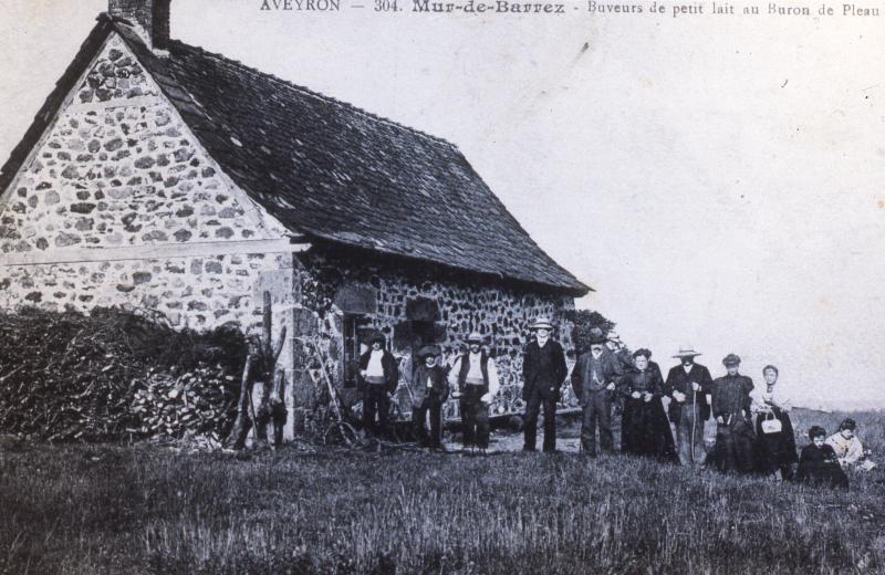 AVEYRON - 304. Mur-de-Barrez - Buveurs de petit lait au buron de Pleau, avant 1914
