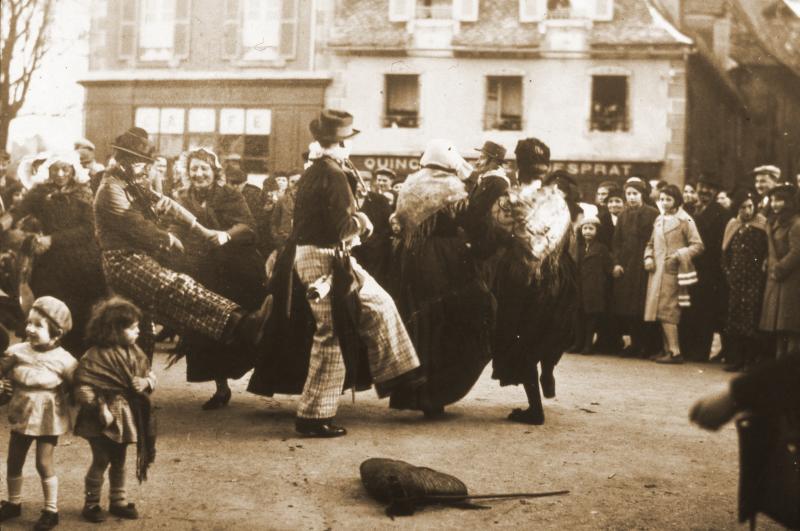 Gigue (giga) exécutée par une troupe costumée, 1937-1938