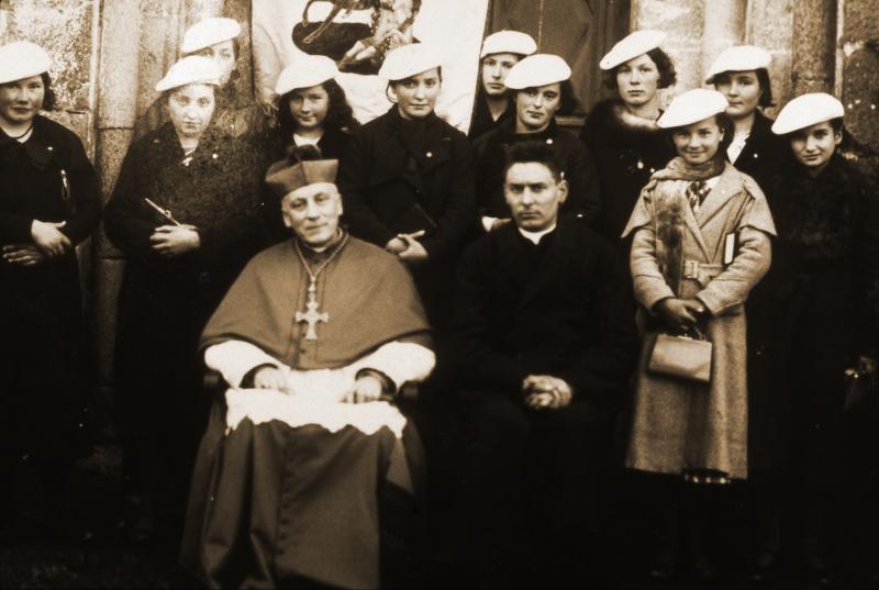 Confirmandes Bérets blanc, évêque (evesque) et curé (curat), à Bromme, vers 1940