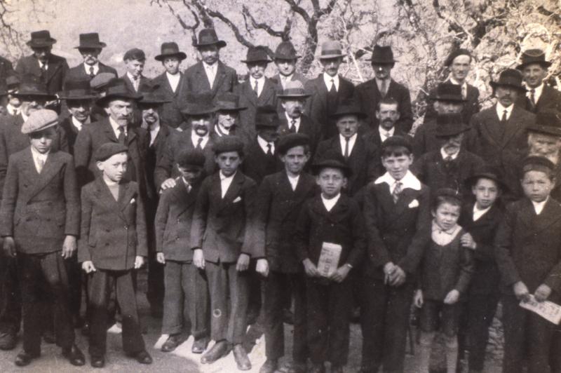 Paroissiens (parroquians) et enfants, à Valon, 1934