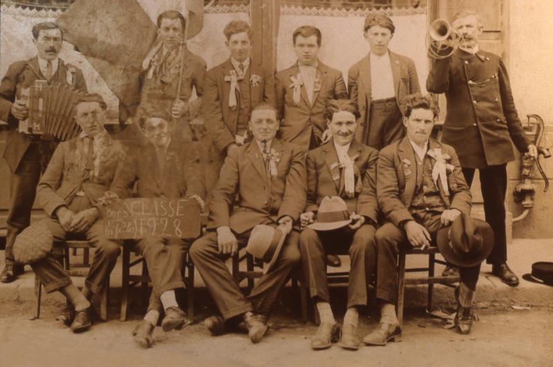 Conscrits, accordéoniste (acordeonista) et trompettiste (trompetaire), en Barrez (secteur de Mur de Barrez), classe 1928