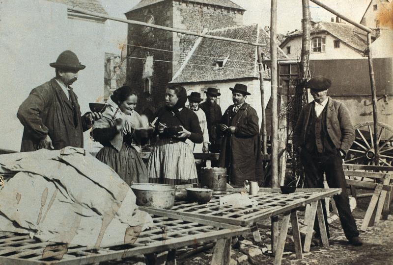 Etal de vente de petit-lait (gaspa, mèrgue) un jour de foire (fièira), vers 1914
