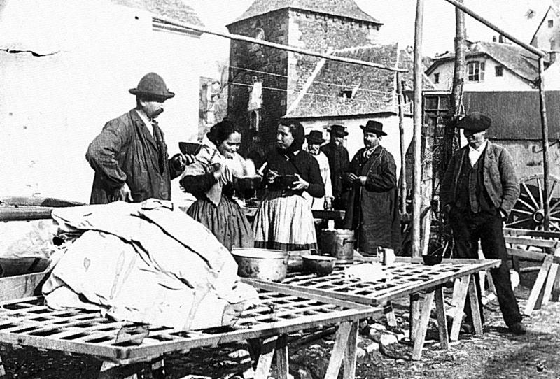 Etal de vente de petit-lait (gaspa, mèrgue) un jour de foire (fièira), vers 1914