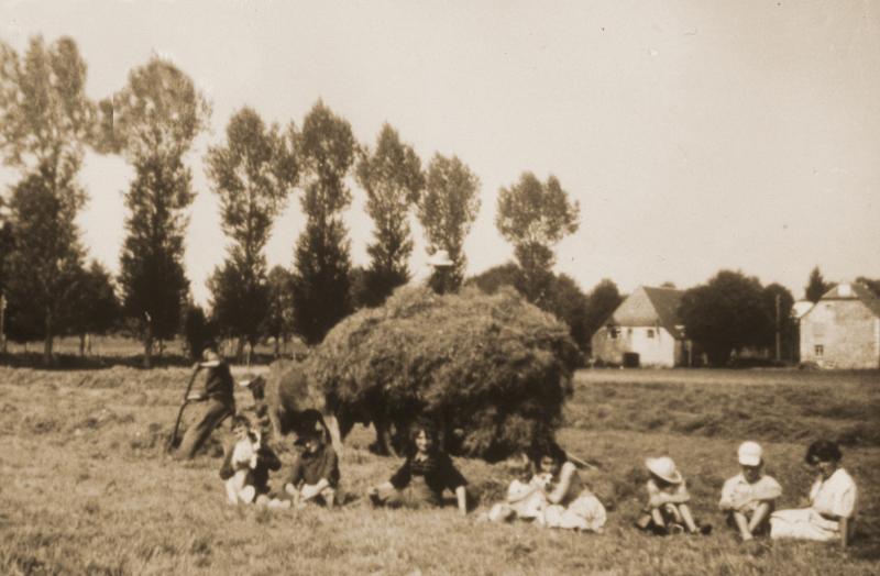 ​Chargement manuel d'un char (carri), paire de bovidés (parelh), enfants, à La Sagne, 1954-1955