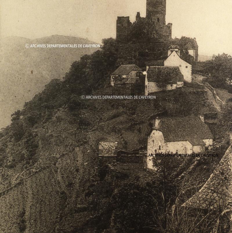 1239 Environs de Mur de Barrez Ruines du château de Valon Valon, commune de Lacroix Barrez