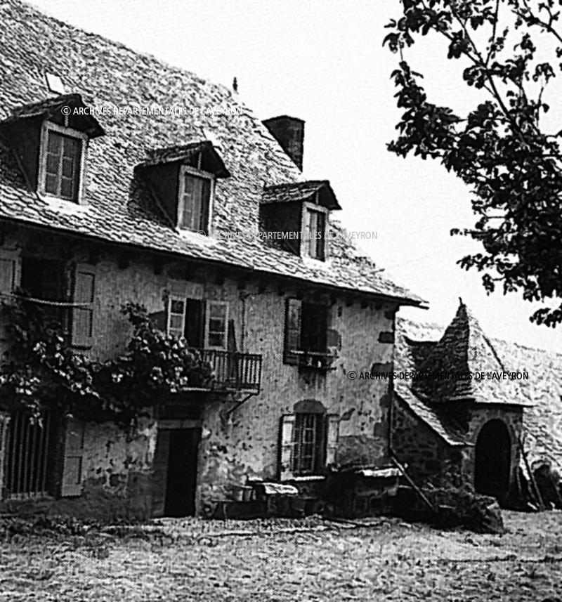 Maison (ostal) et porche d'entrée de grange, en Barrez (secteur de Mur de Barrez)