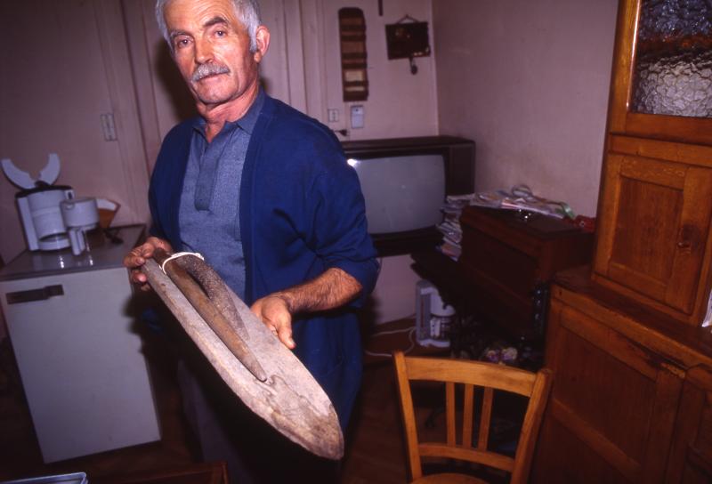  Homme présentant les outils de chaumier (clujaire), septembre 1995
