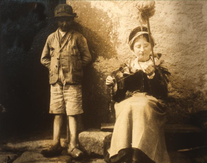 Garçon et jeune fille costumée filant à la quenouille (conolha) et au fuseau (fuse), à Ladignac