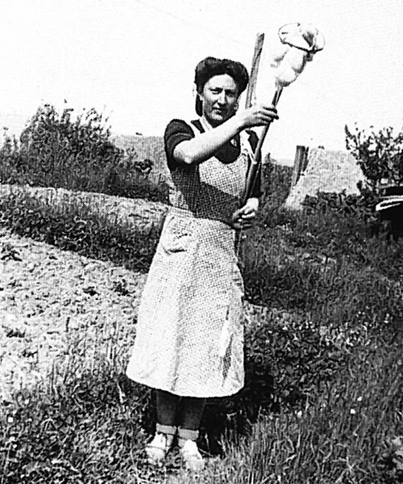 Femme filant à la quenouille (conolha) et au fuseau (fuse), 1941