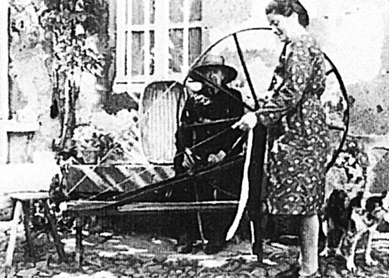  Femme filant au grand rouet (rodet, torn) à manivelle, à La Cazournie