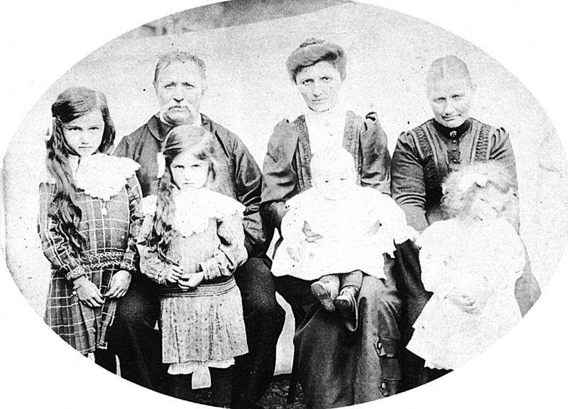Famille Pagès avec nourrisson, à Lacam, 1915