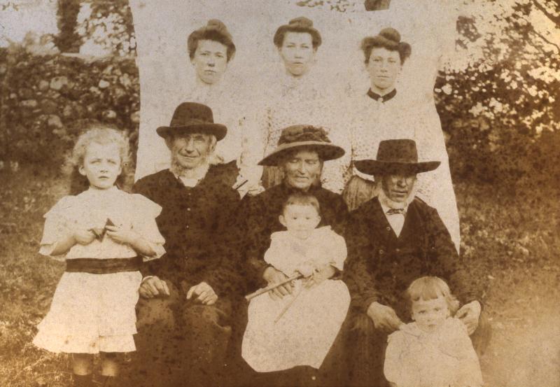 Famille Chanard Riols avec nourrisson, à Bonan, 1907