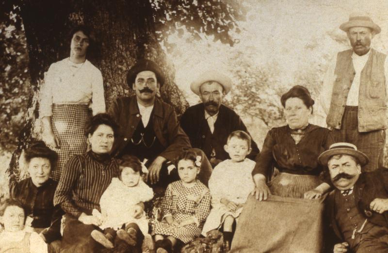 Familles au pied d'un arbre, à Cussac, 1913