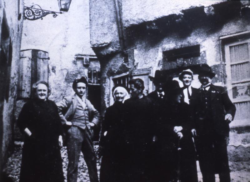 Villageois (vilatjors) dans ruelle (carrièiron) pavée, août 1926