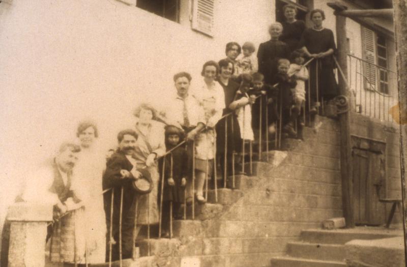 Famille Ernest Versepuech dans escalier du restaurant (aubèrja)