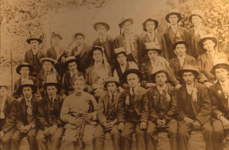Conscrits de la classe 1919 avec joueur de cabrette (cabretaire), en Barrez (secteur de Mur de Barrez