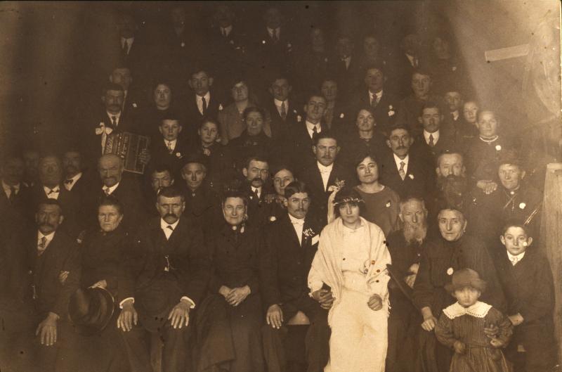 Mariage Comby-Alric avec accordéoniste (acordeonista) en intérieur, à Valon, 1922