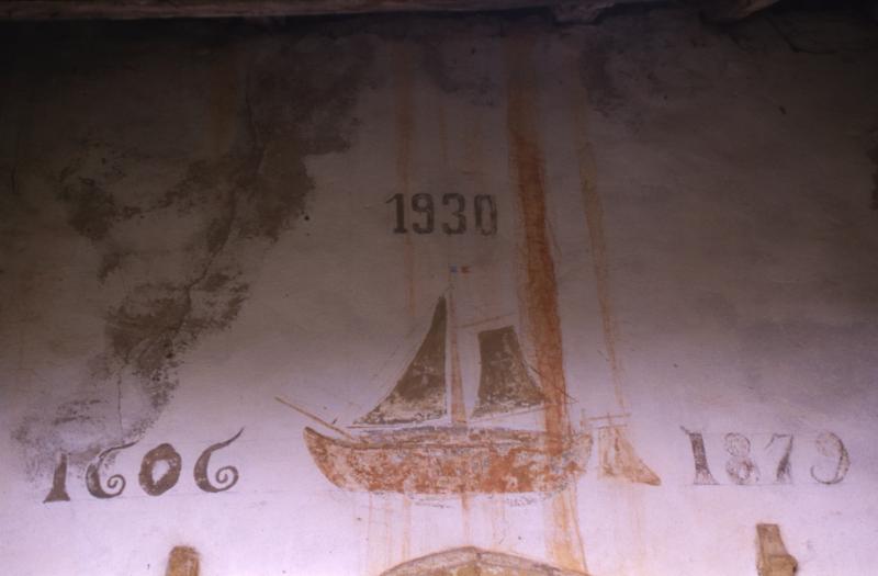 Peinture historiée 1606, 1879 et 1930 avec représentation d'un bateau (batèu) au-dessus de la porte de l'église (glèisa), à Aunac, octobre 1998