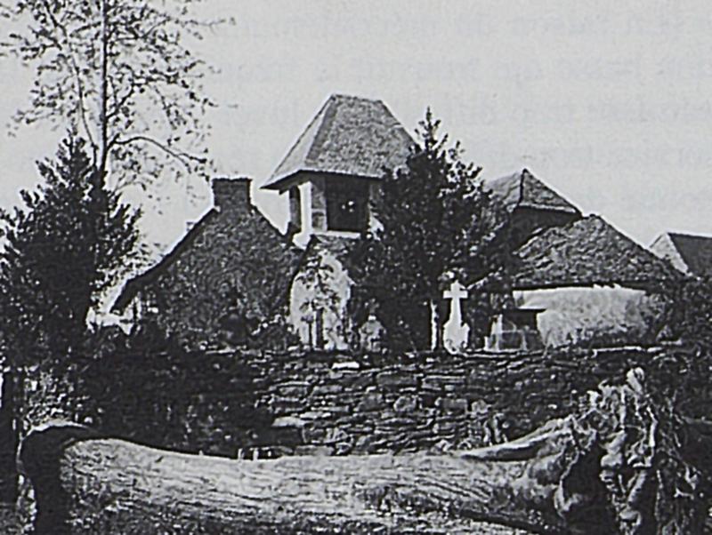 Tronc d'arbre abattu devant cimetière (cementèri)  et église (glèisa), à Aunac