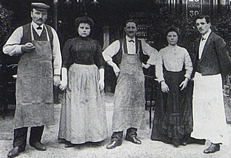 Patrons et personnel d'un débit de boissons, à Paris (75), vers 1910