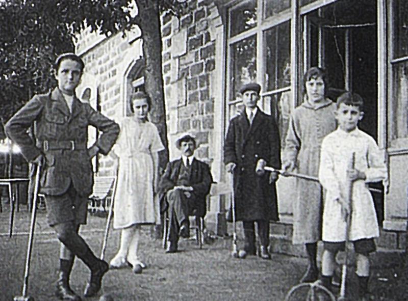 Temps de pause durant jeu du croquet, à Aubrac, vers 1920