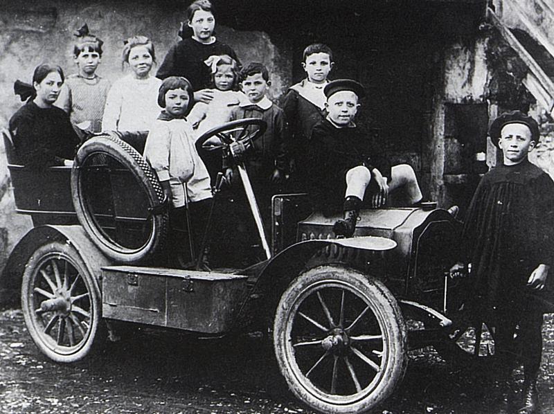 Enfants Pradel Souyri sur une automobile (veitura), à Bonnefon, 1920