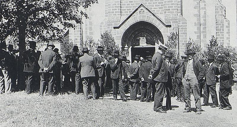 Paroissiens (parroquians) devant l'église (glèisa)