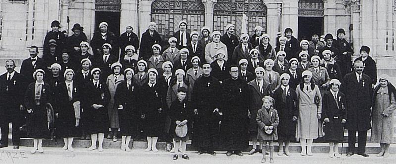 Paroissiens (parroquians), curés (curats) en soutane et Bérets blancs, à Lourdes (65), 190
