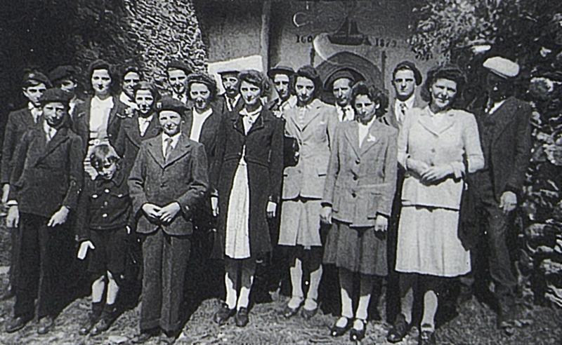 Jeunes paroissiens (parroquians) et paroissiennes (parroquianas), à Aunac, 1943