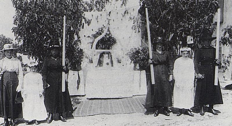Paroissiennes (parroquianas) avec cierges et communiantes en aubes devant chapelle reposoir (capeleta) de la Fête-Dieu, à Bonnefon, vers 1923